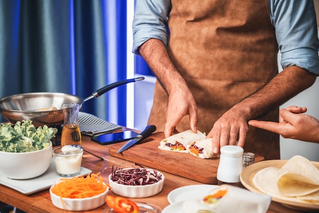 Kuchár pripravuje jedlo